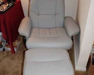 MASSAGING LEATHER CHAIR W/OTTOMAN