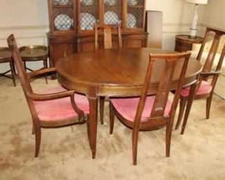 WOOD DINING TABLE W/SEVERAL LEAFS AND 6 CHAIRS
