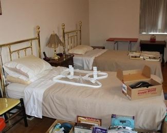 ADJUSTABLE TWIN BEDS