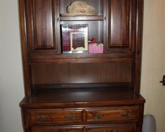 DRESSER W/HUTCH