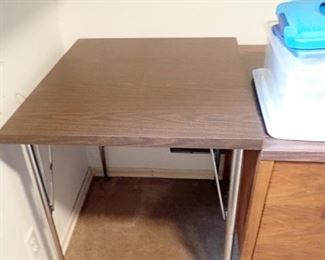 TABLE WITH METAL LEGS