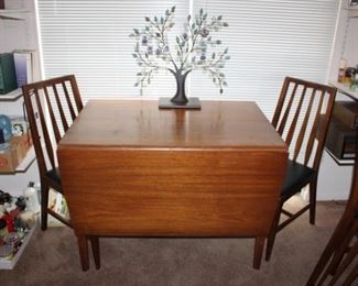 MCM DROP SIDE DINING TABLE W/3 LEAFS & 6 CHAIRS
