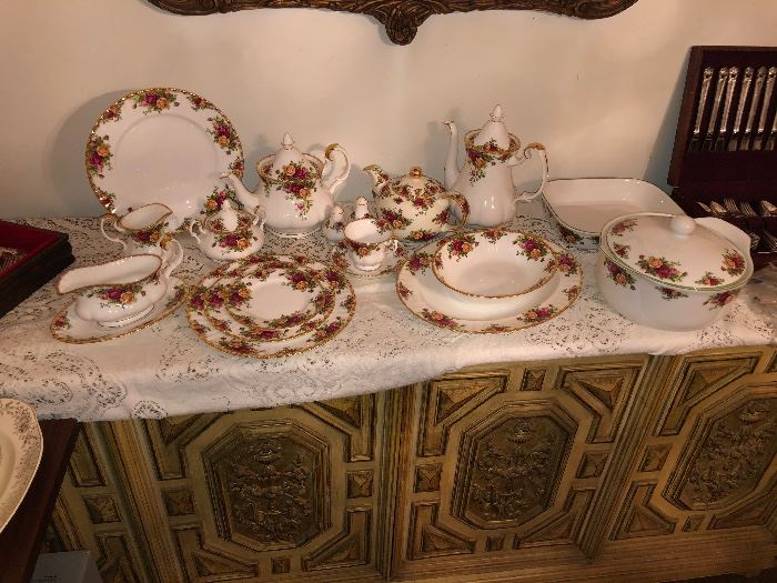 1962 perfect condition unused china. Royal Albert old country roses. Set for 20 people plus serving dishes 