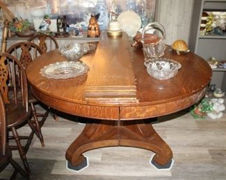 ANTIQUE DINING TABLE W/SEVERAL LEAFS