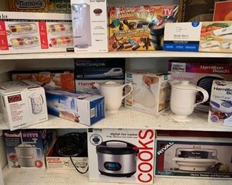tons of small kitchen electric appliances