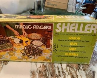 Magic fingers pea sheller