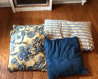 Four decorative pillows 