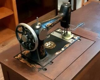 Antique sawing machine & table & accessories