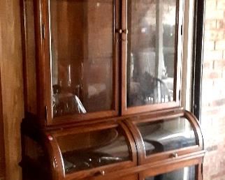 Beautiful, vintage display cabinet (large)