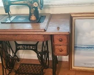 1926 Model 127 Singer Sewing Machine and table, excellent condition