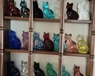 Glass cats that do not want to go to the shelter