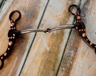 48	

NEW Brown steel snaffle bit with engraved copper studs and silver accents on the cheeks.
brown steel snaffle bit with engraved copper studs and silver accents on the cheeks. Stainless steel 5.5" broken mouth and 6" cheeks.