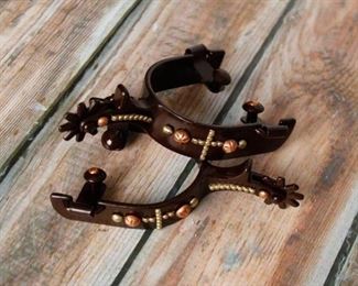 60	

NEW copper studded cross and engraved copper with gold studs Spurs
brown steel spur with copper studed cross and engraved copper and gold studs. This spur features 3" boot opening with a 1" band and a 2.5" shank.