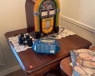 Vintage radio
Vintage clock 