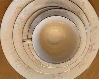 LENOX APRIL SERVICE FOR 12 PLUS SERVING PIECES