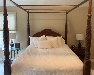 ETHAN ALLEN QUEEN CANOPY BED