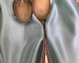 Wendell & Roberts sterling teaspoons, set of 8, in satin lined presentation case. Bright cut decoration on bowl of spoons. Pat’d 1874