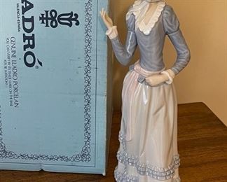 CLEARANCE !  $3.00 NOW, WAS $15.00...................Lladro Figurine Missing Umbrella and Broken Hand (R111)