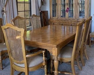 Thomasville Dining Table w 2 Leaves and 10 Chairs