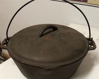 Cast Iron Dutch Oven with Lid. In Great Condition