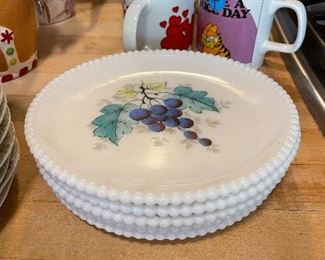 Set 10.00 Milk glass painted fruit plates