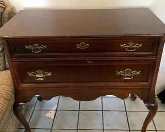 Detail pic Bassett Mahogany Silver Chest, Queen Ann Leg 