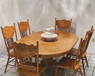 Oak Pedestal Dining table with ball/claw feet + 6 chairs 
Guest House 