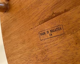 Detail pic, Oak Pedestal Dining table with ball/claw feet + 6 chairs 