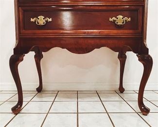 Detail pic Bassett Mahogany Silver Chest, Queen Ann Leg 