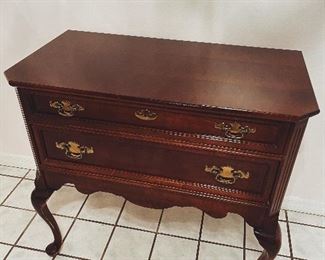 Detail pic Bassett Mahogany Silver Chest, Queen Ann Leg 