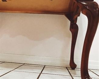 Detail pic Bassett Mahogany Silver Chest, Queen Ann Leg 