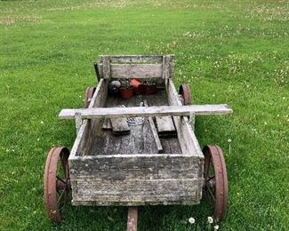 Wooden wagon with cast-iron wheels 2/4