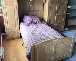 Bed Set with Built in Wardrobe 2/2