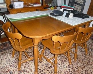 table w/6 chairs & 2 leaves..Ethan Allen