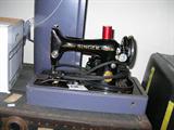 Early Singer looks NEW kept so nice!