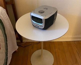 Mid-Century Modern Vintage Saarinen Knoll Round White Tulip Side End Table 1950s 
An original, Eero Saarinen for Knoll, round, Tulip side or end table, circa 1950s. In very good vintage condition. 
The dimensions are 17.5" diameter x 20" height
