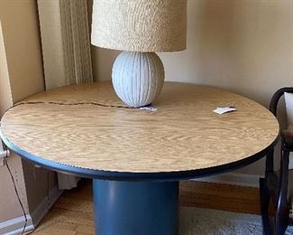 Round table 48w x 29h