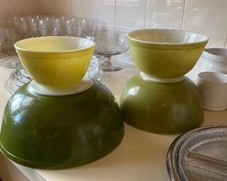Vintage Avocado Pyrex bowl set