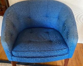 Mid Century Modern Jens Risom Swivel Club Lounge Chair on Walnut base 26.5 x 27 x 28