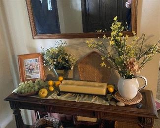 HALL TABLE & MIRROR; KNICKKNACKS