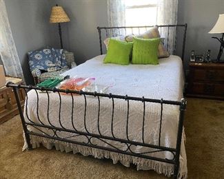 QUEEN BED & BEDDING