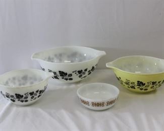 Vintage Set of Pyrex Bowls