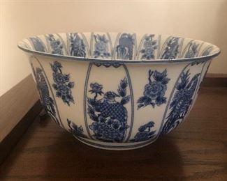 Large Asian design bowl. 