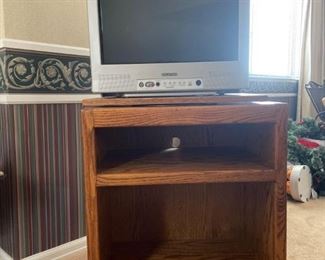 Sylvania TV
Tube TV with remote, solid oak TV stand with swivel tray
MEASUREMENTS 20" tv screen, H26.5 x W24 x D17