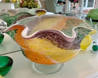 $80 - Beautiful Art Glass Bowl