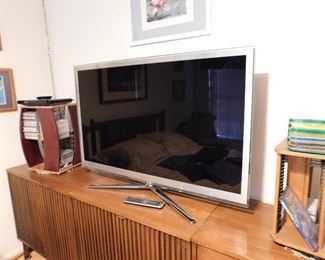 45" smart TV, fully loaded with all apps.