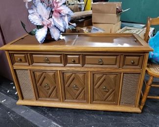 Vintage MCM Mid Century Magnavox Stereo Console 46.5"W x 18"D x 26.5"H Works    $595