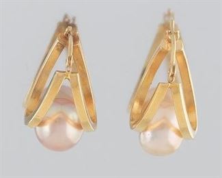 Ladies Gold and Pearl Pair of Earrings 