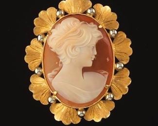 Ladies Retro Gold and Carved Cameo Brooch Pendant 