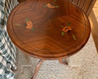 Vintage round table with painted flowers